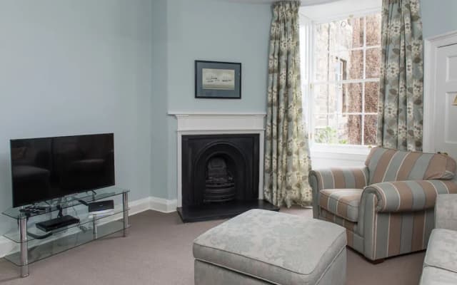 Authentic Central 3-Bedroom Apartment - photo 2