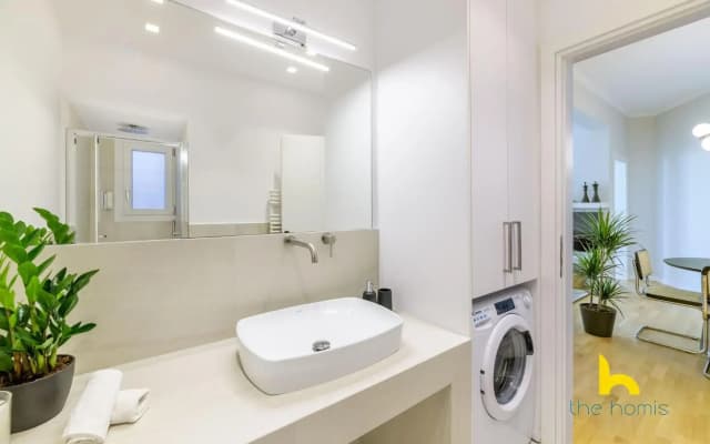 Sun-Splashed 2-BDR Corner Apartment with Hillside views! - photo 2