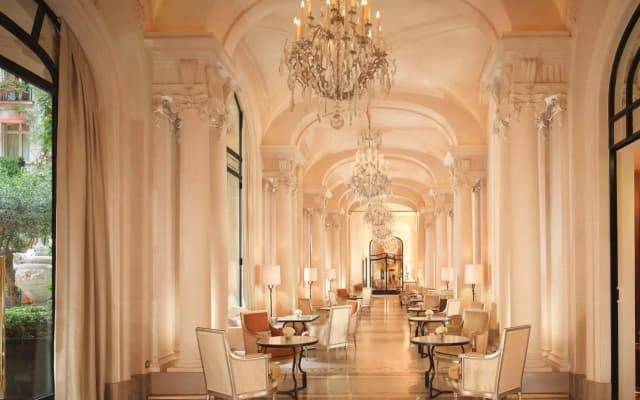 Plaza Athenee Hotel - photo 2