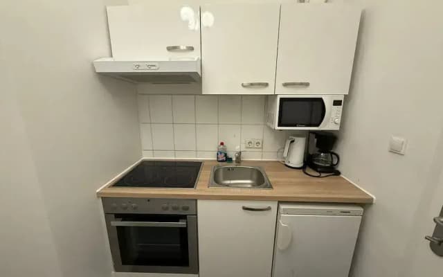 Modern 1BR Apt Steps from Westbahnhof - photo 2