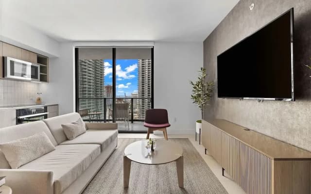 Luxury 2br-2bth Balcony Pool - photo 3