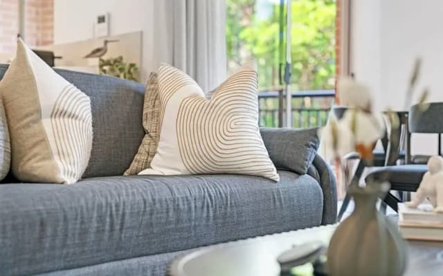 Kozyguru | Camperdown | Cozy 2-Bed Apt + Parking - photo 2