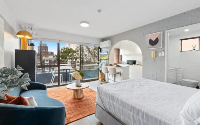 Chic Studio With Pool Overlooking the City - photo 2