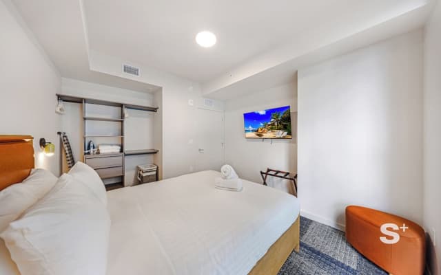 Modern Condo in DTW Miami - Pool & Gym - photo 4
