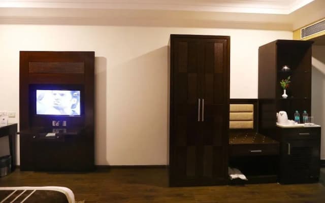 Clarks Inn Suites - photo 2