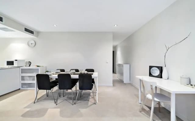 MIRANDA, 1BDR Docklands Apartment - photo 3