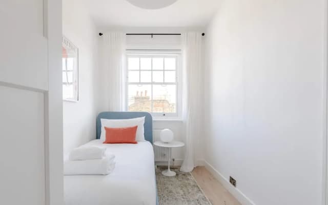 Sleek Scandi-inspired 2BD Flat, Fulham - photo 3