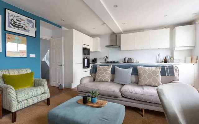 Spacious 3 Bedroom in Notting Hill With Balcony - photo 2