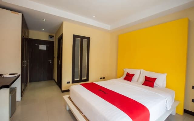 RedDoorz The Readers Cafe and Rooms - photo 5