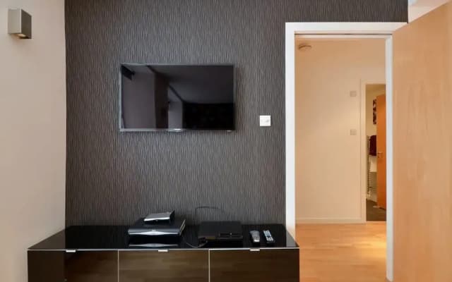 Stylish & Spacious Grassmarket 2bed/2bath - photo 3