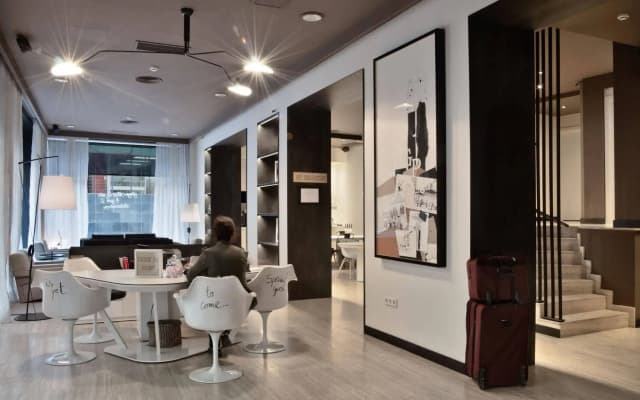 Pol & Grace Hotel - photo 2