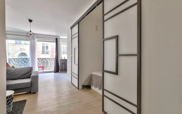 Charming 2 Room Apartment With Balcony - Paris 8ème - photo 2