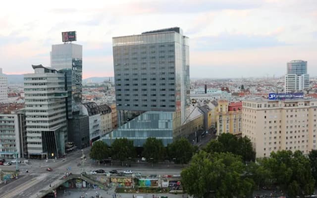 Center Apartment with 360° Rooftop - photo 2