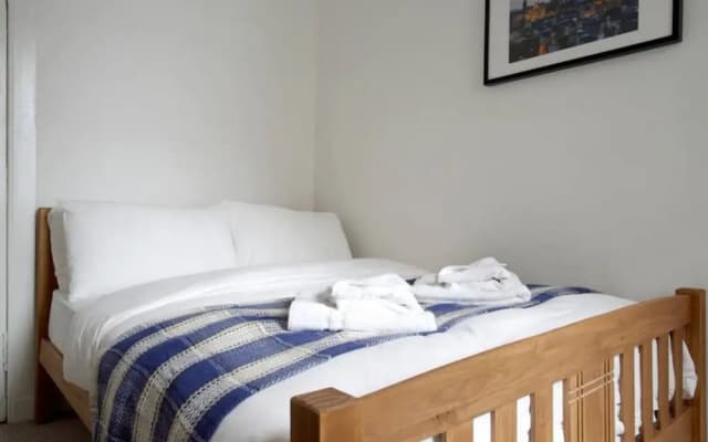 Central 2 Bedroom Flat In Edinburgh - photo 2