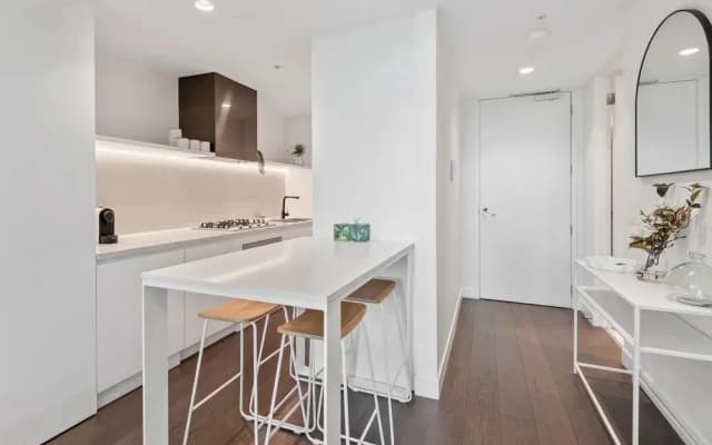 Chic 2-bed With Free Parking in South Yarra - photo 4