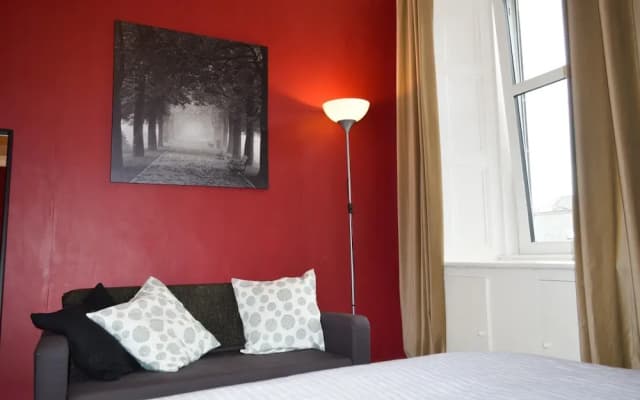 Colourful 1 Bedroom Apartment Near Edinburgh Centre - photo 3