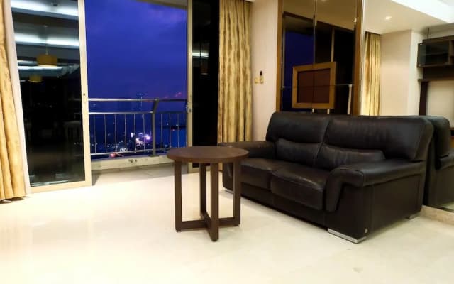 3 Bedrooms Luxury Sudirman Mansion Apartment by Travelio - photo 4