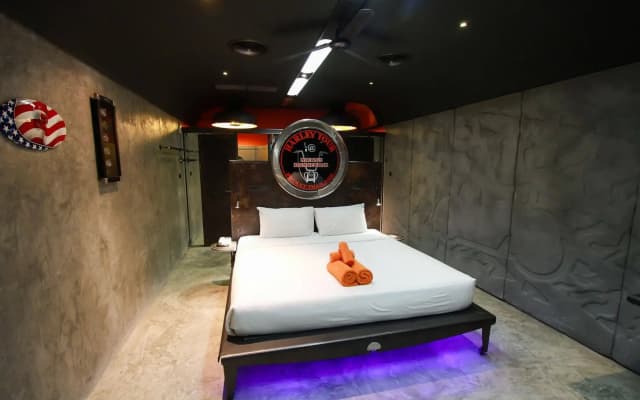 Nicky's Handlebar Hotel - photo 5