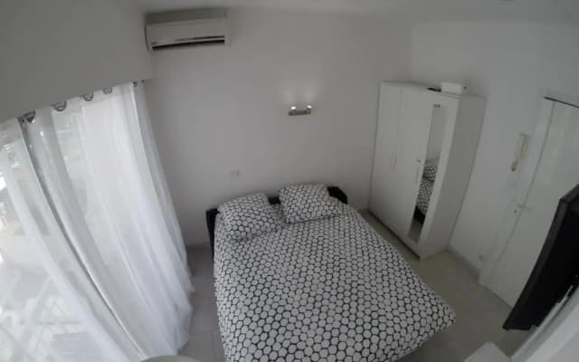 Studio carré d'or situé à 50 m de la plage - photo 2