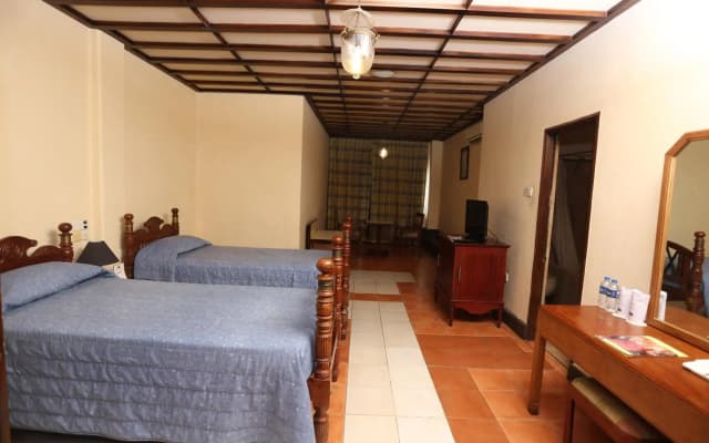 Grand Oriental Hotel - photo 2