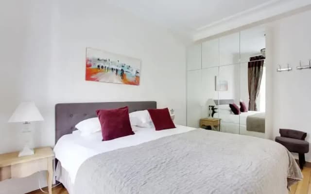 Eiffel Market Charming 2 Bed Apt Near Invalides - photo 4
