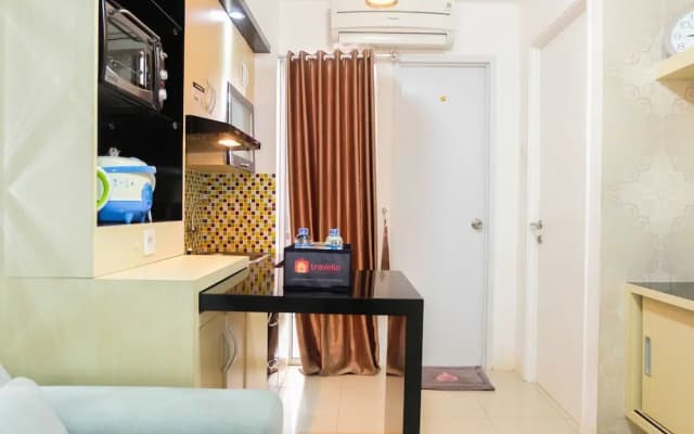 Simply 2BR with Pool View Bassura City Apartment - photo 5