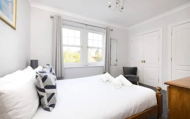 Modern Flat with Free Parking - photo 2
