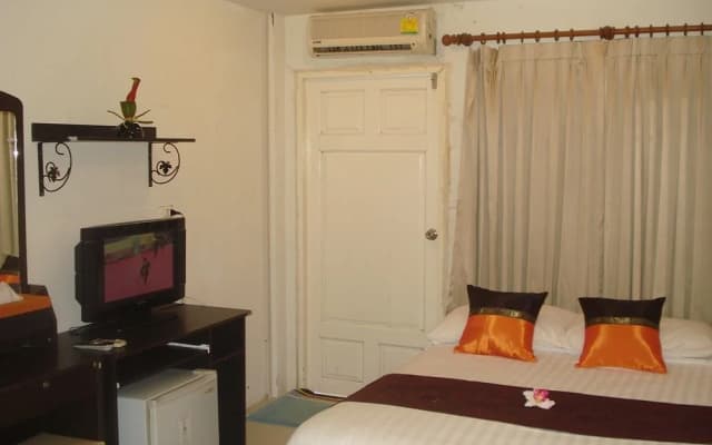 3rd Street Cafe & Guesthouse - photo 3