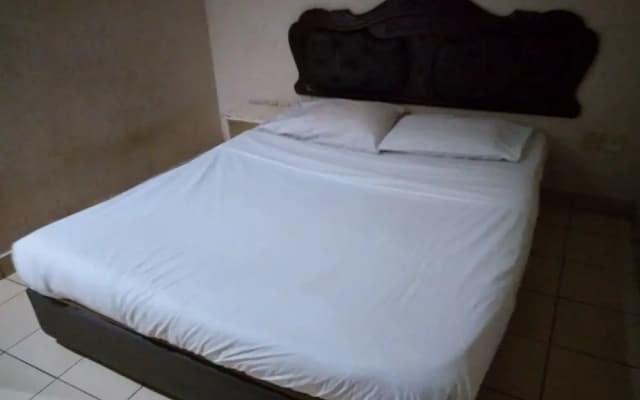 OYO 90376 Centre Point Hotel - photo 4