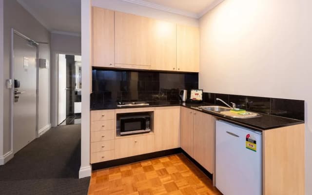 Chic 1-bedroom Apartment in Melbourne CBD - photo 3