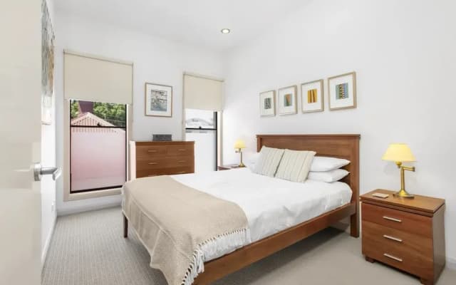 2-bed Apartment With Parking & Balcony Near Trains - photo 4
