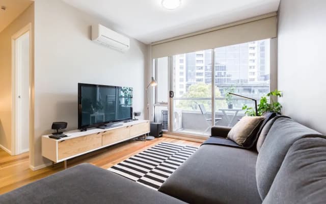 SANDRA, 1BDR Carlton Apartment - photo 4