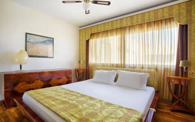 Unique 3 bedrm 3 bathrm apt - Acropolis views! SG69 - photo 4