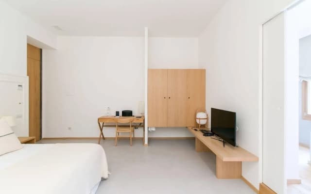 Margot House - photo 5