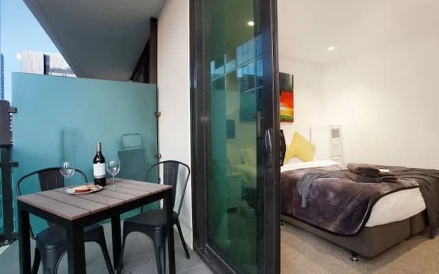 StayCentral on Lonsdale - photo 2