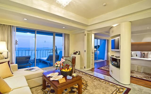 Royal Wing Suites & Spa Pattaya - photo 4