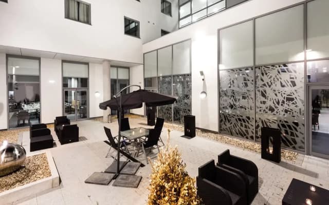 Heston Hyde Hotel - photo 2