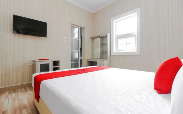 RedDoorz Plus @ Kwitang 2 - photo 3