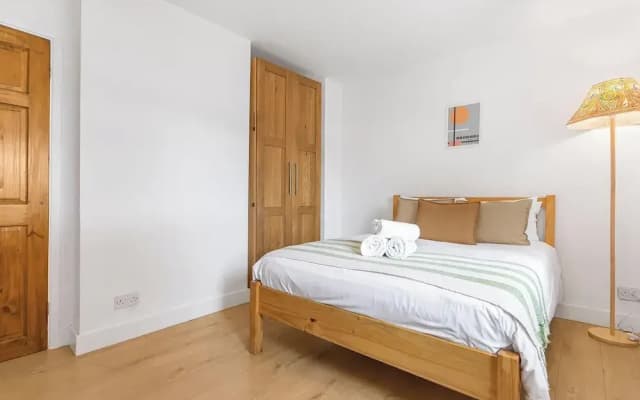 Spacious 3-bed House With car Park Near Heathrow - photo 3