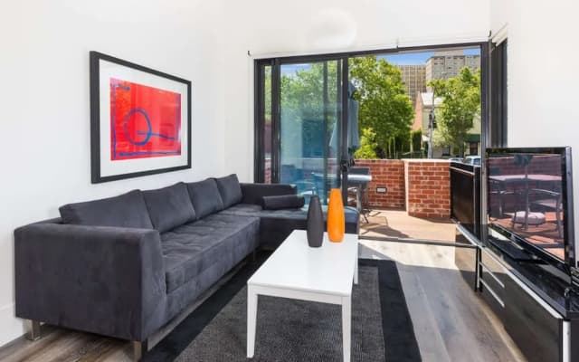 Class, Style and Location in Carlton - photo 4