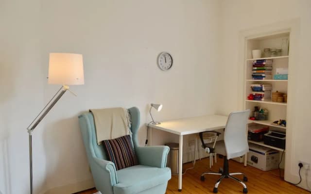 Central 2 Bedroom Flat in Edinburgh - photo 3