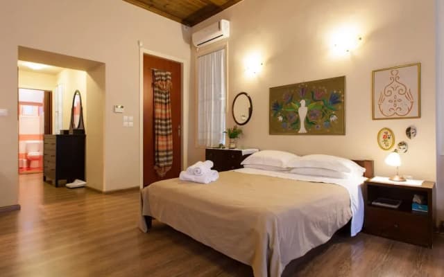 Psyri Neoclassical House w Yard - Free Parking - photo 4