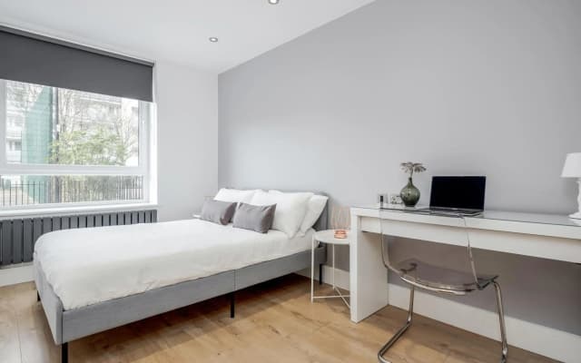 3 Bedroom Apartment in Stratford City - photo 2