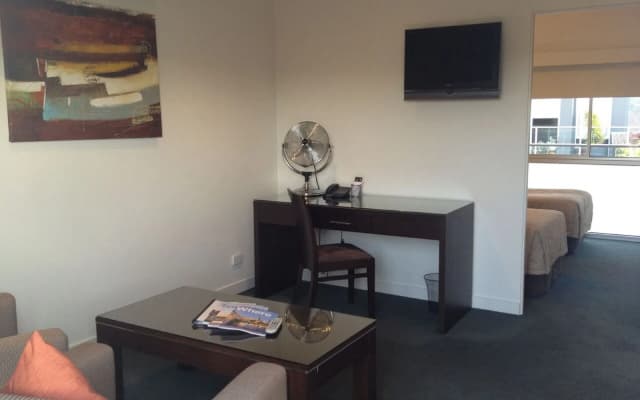 St Kilda Central Apartment Hotel - photo 5