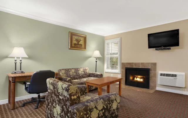 Travelodge Inn & Suites by Wyndham Gardena CA - photo 2