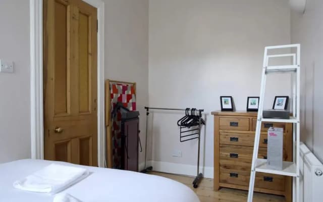 Central and Spacious 2 Bedroom Flat With Garden - photo 2