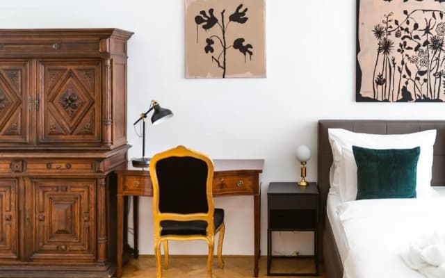 Kafka Apartment 4BR+2bath Old Town - photo 4