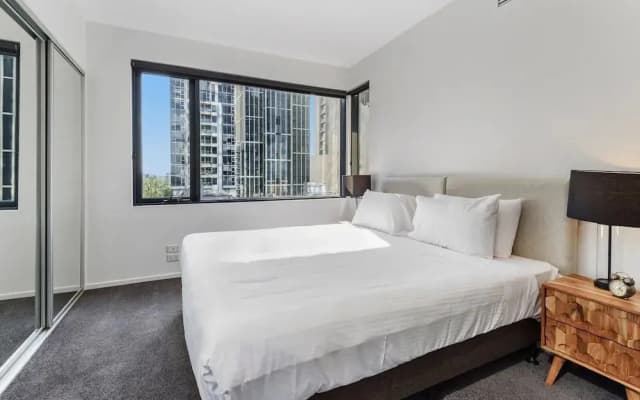 Gorgeous 3-bed in Melbourne's East End - photo 3