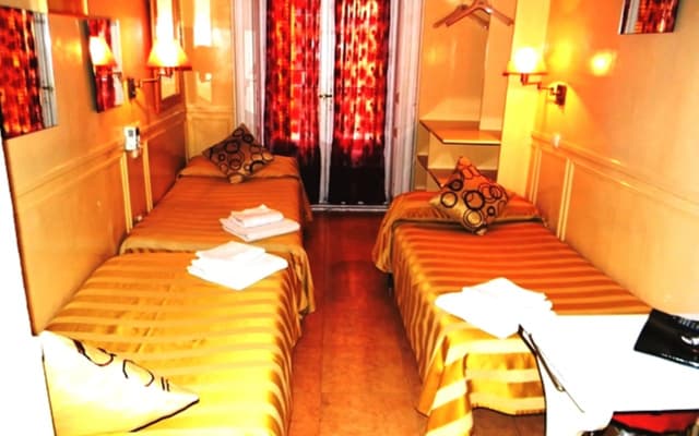 Hostal La Fontana - photo 3