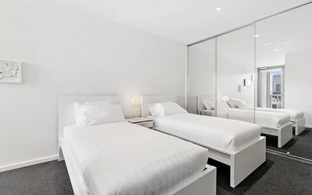 ABIGAIL, 2BDR Docklands Apartment - photo 3